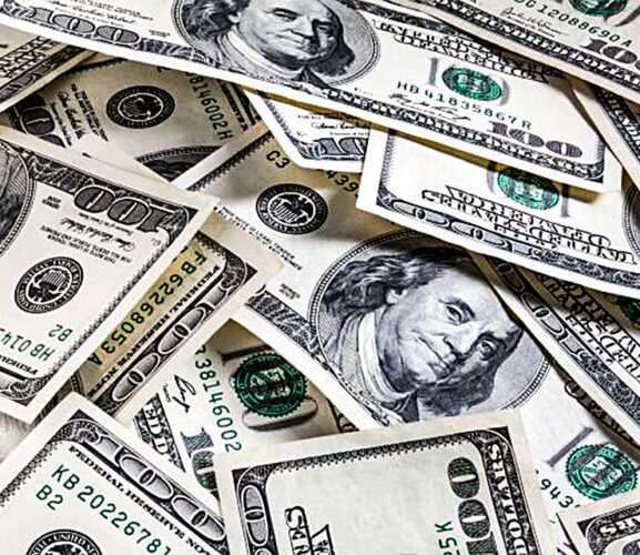 Dólar registra valorização e atinge R$ 5,79, com atenção voltada para a Rússia e à espera de anúncios de cortes orçamentários; Ibovespa avança.