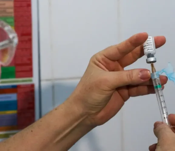 Governo anuncia vacina 100% nacional contra a dengue no SUS em 2026